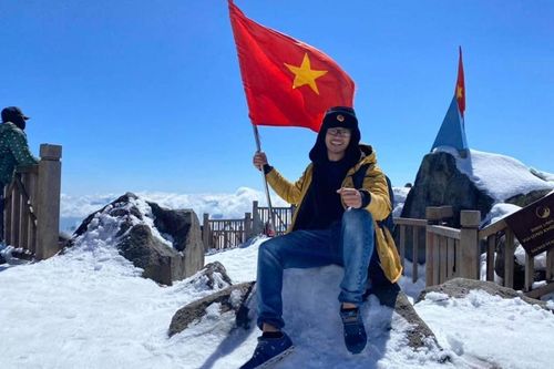 Chùm ảnh: Du khách đổ xô đi săn tuyết, đỉnh Fansipan đẹp tựa trời Tây