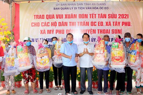 Ban Quản lý Di tích văn hóa Óc Eo trao quà Tết và giao lưu bóng đá