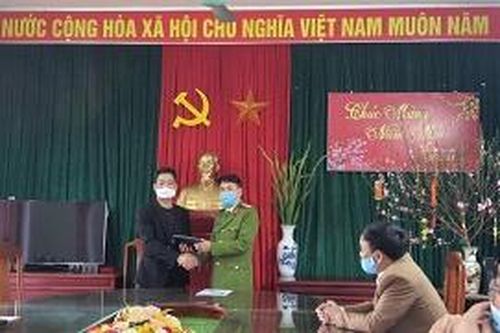 Trao trả 23 triệu đồng cho người đánh rơi
