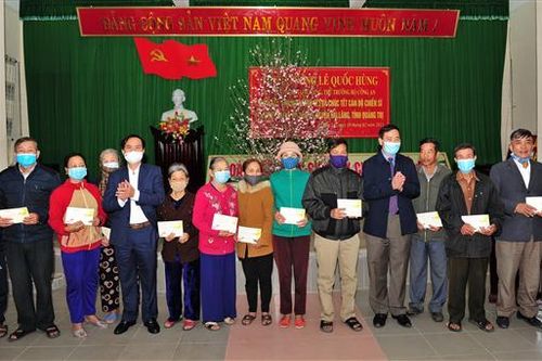 Thăm, chúc tết và trao quà cho lực lượng công an và Nhân dân huyện Hải Lăng
