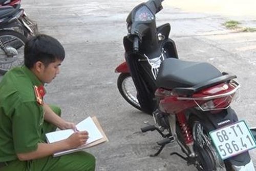 Quên không rút khóa, chiếc xe máy 'biến mất' trong phút chốc