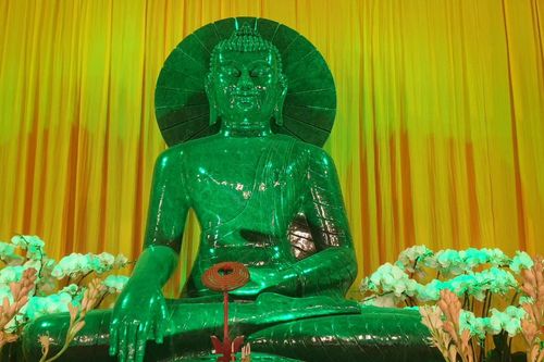 Chiêm ngưỡng ngôi chùa có tượng Phật ngọc lớn nhất Việt Nam