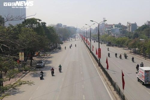 Ngày đầu nghỉ Tết, đường phố Hà Nội vắng hoe, bến xe lác đác người