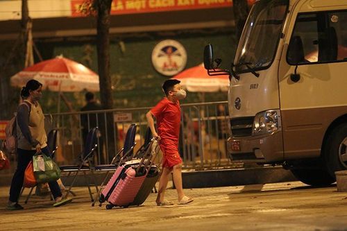 Xúc động phút giây học sinh trường Xuân Phương được về nhà đón Tết