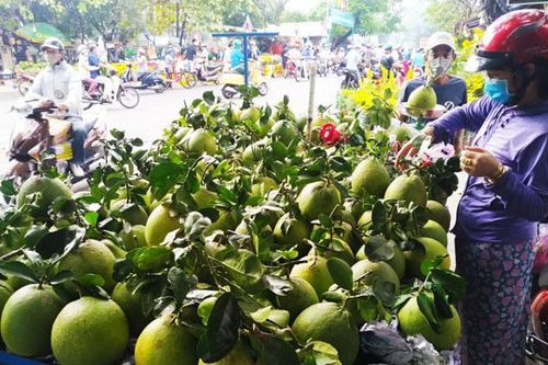 Thành phố Hồ Chí Minh: Nhiều mặt hàng Tết giảm giá