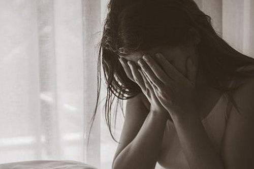 Chồng đi làm xa trở về ăn Tết nhưng lại mang gối sang phòng con ngủ, thấy anh trong phòng tắm mà tôi chết điếng