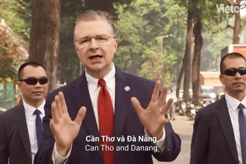 Đại sứ Mỹ chúc Tết bằng... rap