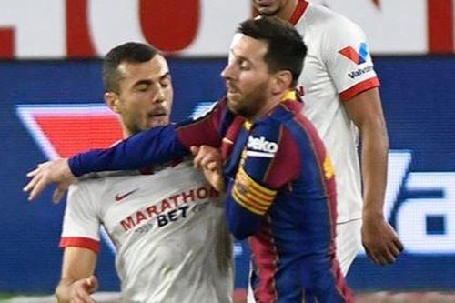 Messi chơi xấu trong trận thua của Barca