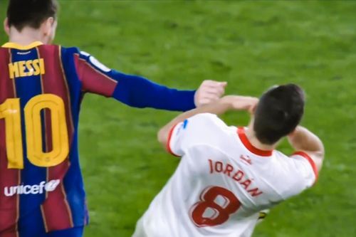 Messi thoát thẻ phạt sau pha chơi xấu