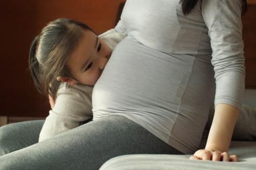 'Vì đã mang nặng đẻ đau, phụ nữ có quyền đặt tên con theo họ mẹ'