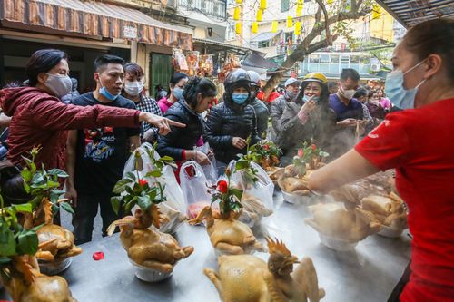 Chen nhau mua gà ngậm hoa hồng cúng giao thừa