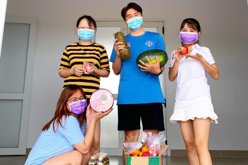 Nhà 4 người, ăn Tết 3 nơi