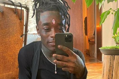 Hãng trang sức tiết lộ cách gắn kim cương lên trán nam rapper
