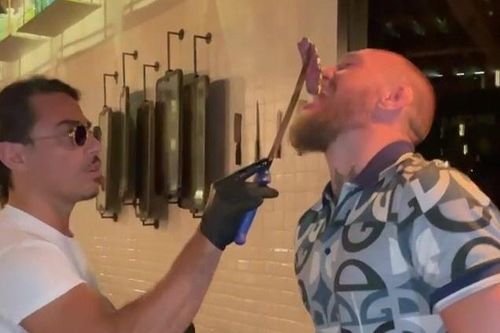McGregor ghé quán ăn nổi tiếng ở Dubai trước ngày tái xuất