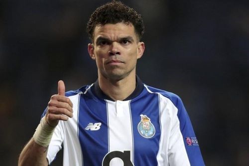Pepe đẩy xe cứu thương để đối thủ rời sân