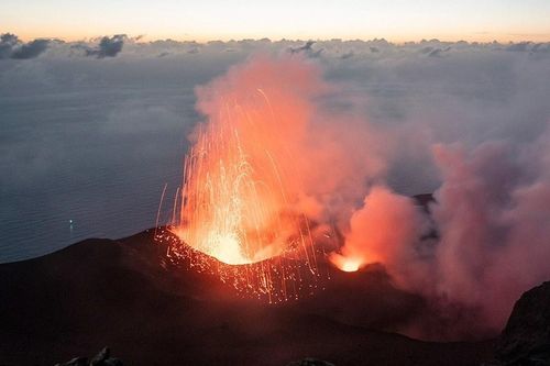 Cuộc sống dưới chân ngọn núi lửa đang hoạt động