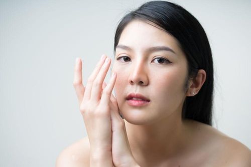 Nên làm thế nào khi hết sữa rửa mặt vào ngày Tết?