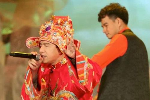 Táo Kinh tế trình diễn phiên bản hài hước của 'Bigcityboi'