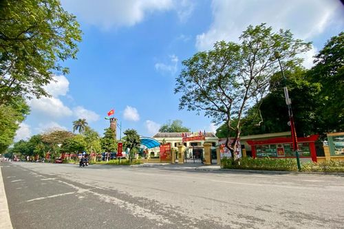 Hà Nội: Đường phố thoáng đãng và yên bình trong sáng 30 Tết