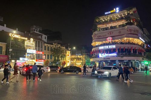 Hà Nội: Đêm 30 Tết người dân kéo về Hồ Gươm chờ đợi khoảnh khắc giao thừa