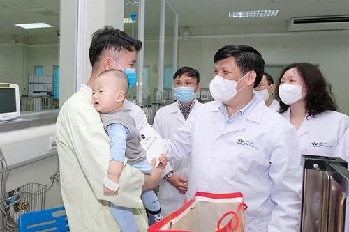 Bộ trưởng Y tế chúc Tết tại hai bệnh viện lớn tuyến Trung ương