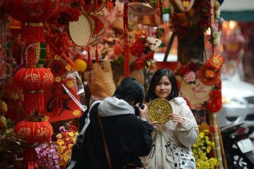 Giới trẻ sống ảo 'cháy máy' phố Hàng Mã trước Tết Nguyên Đán