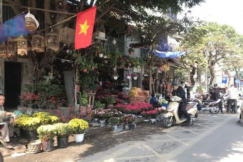 Hà Nội: Người dân nhộn nhịp mua sắm chiều 30 Tết
