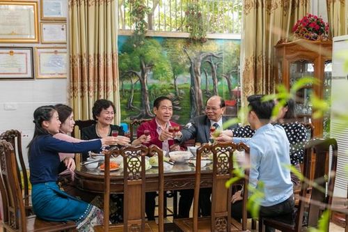 Lưu học sinh Lào lần đầu tiên đón tết Việt cùng bố mẹ nuôi