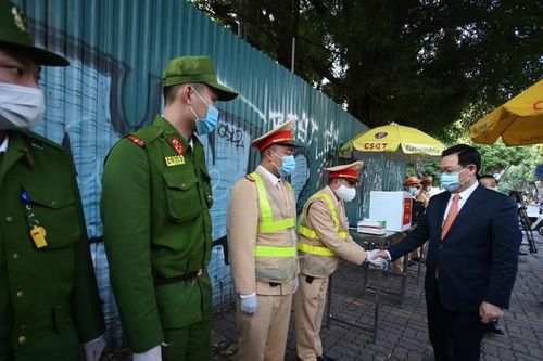 Bí thư Thành ủy Hà Nội thăm động viên cán bộ, chiến sĩ đang làm nhiệm vụ