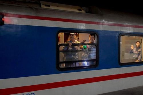 Hình ảnh chuyến tàu cuối năm đưa xuân về với nhiều gia đình