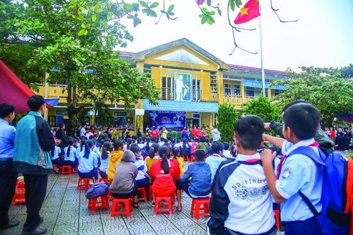 Mang yêu thương đến với bà con vùng lũ
