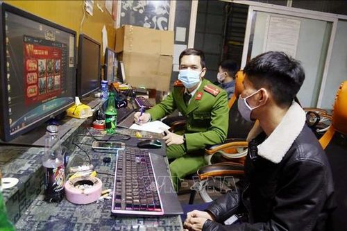 7 thanh niên chơi game trong vùng dịch bị đưa đi cách ly tập trung tự trả phí