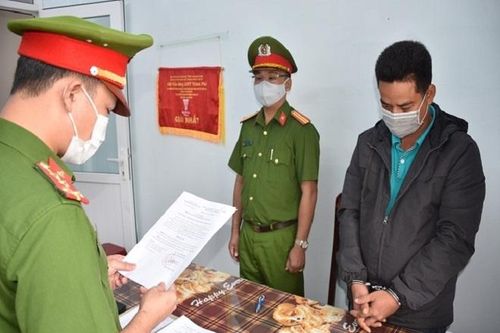 Bắt tạm giam công chứng viên làm giả hợp đồng chuyển nhượng quyền sử dụng đất để lừa đảo