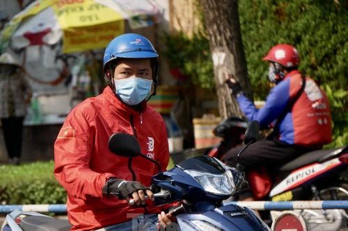 Đồng loạt tăng phí dịp Tết, giới xe ôm công nghệ vẫn 'méo mặt'