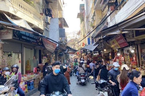 Phiên chợ cuối năm: Bánh chưng ế ẩm, khách sắm Tết 'giá nào cũng mua'
