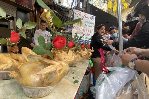 Chen chân mua đồ cúng ở 'chợ nhà giàu' ngày 30 Tết
