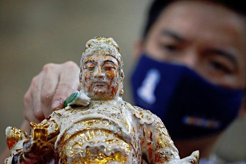 Khắp châu Á trang hoàng lung linh, người dân đeo khẩu trang đi sắm Tết