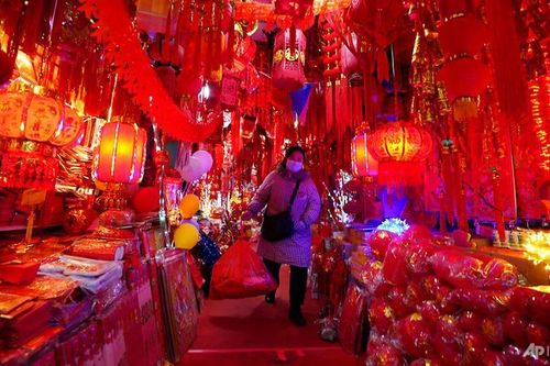 Người Vũ Hán chen chân sắm sửa sau một năm mất Tết vì COVID-19