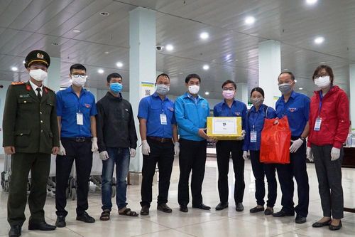 Thăm, tặng quà đêm giao thừa cho lực lượng tuyến đầu chống dịch COVID-19