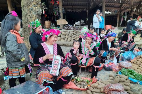 Đặc sắc chợ phiên vùng cao Sin Suối Hồ