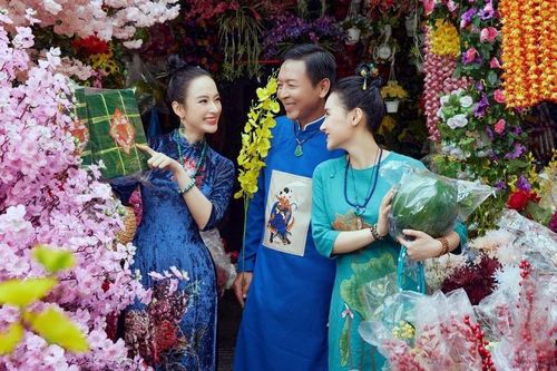 Bộ ảnh chị em 'Angela Phương Trinh' đi chợ Tết cùng ba đẹp ngất ngây
