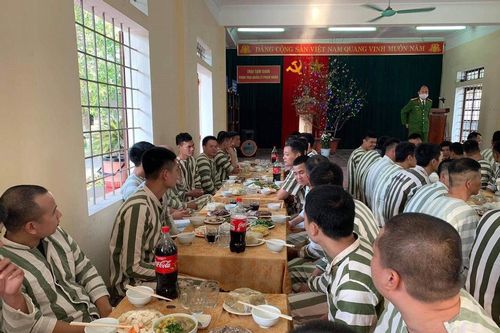 Bữa cơm đặc biệt trong trại tạm giam