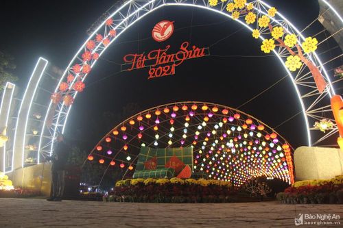 Lung linh thành Vinh đêm Giao thừa Tân Sửu 2021