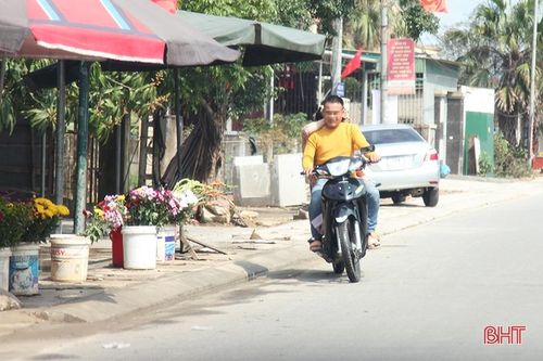 Nhiều người dân TP Hà Tĩnh 'quên' đội mũ bảo hiểm khi ra đường ngày tết
