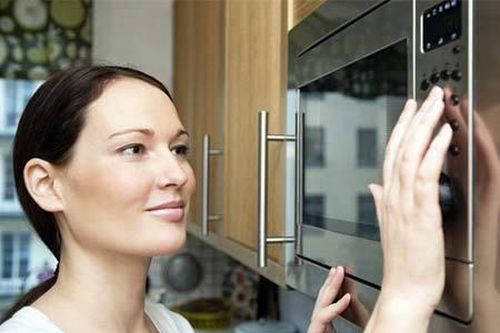 Đứng gần lò vi sóng đang hoạt động có an toàn?