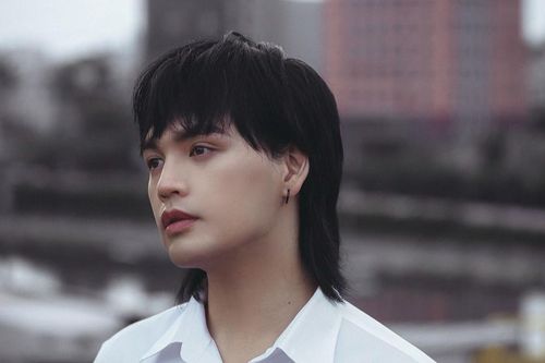 Nguyễn Trần Trung Quân gây xúc động khi hát tặng những người con xa xứ vì dịch Covid-19