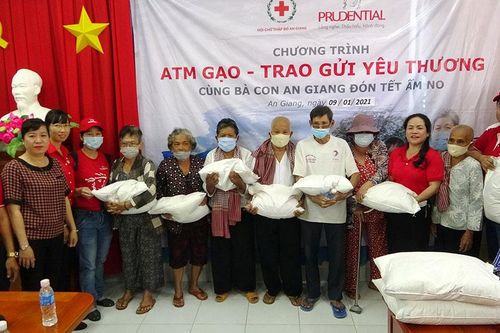 Hơn 13.000 phần quà Tết đến với người dân Tri Tôn còn khó khăn