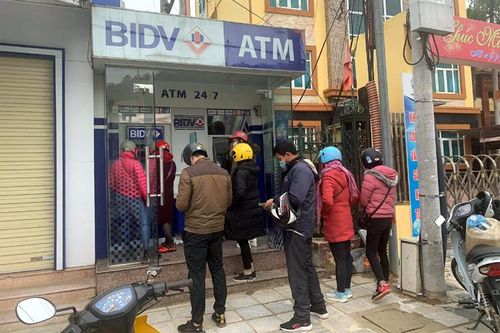 Ngày tết, xếp hàng đợi rút tiền tại ATM