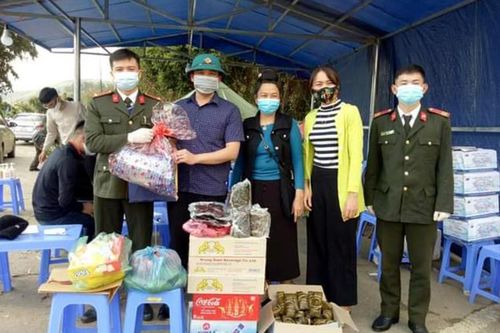 Ấm lòng tuyến đầu chống dịch