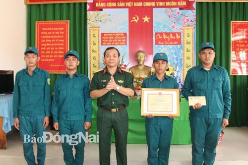 Bộ CHQS tỉnh khen thưởng đột xuất dân quân bắt cướp
